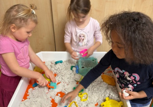 Dzieci bawią się piaskiem kinetycznym