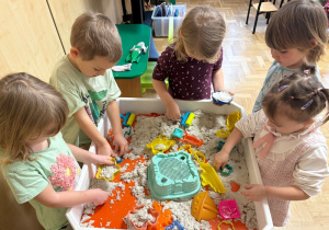 Dzieci bawią się piaskiem kinetycznym