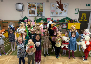 Dzieci trzymaja pluszowe misie