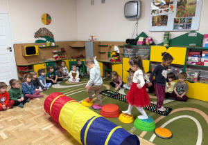 Dzieci chodzą po ścieżce sensorycznej