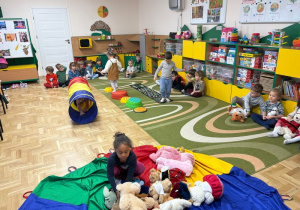 Dzieci chodzą po ścieżce sensorycznej