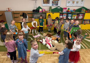 Dzieci tańczą trzymając gumę animacyjną