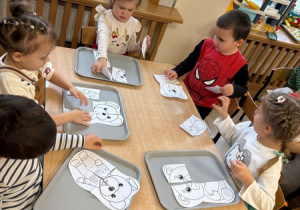 Dzieci układają obrazem przedstawiający misia