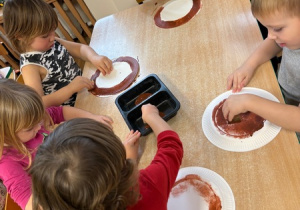 Dzieci malują papierowe talerzyki