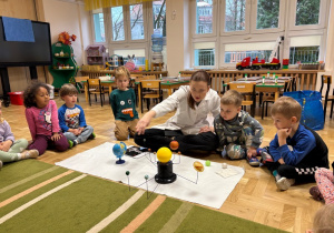 Dzieci uczestniczą w warsztatach Labo Odkrywcy