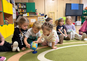 Dzieci ogląją globus