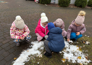Dzieci bawią się śniegiem