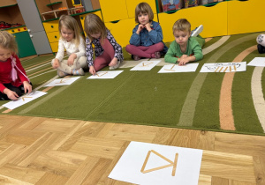 Dzieci układają wzory z drewnianych patyczków