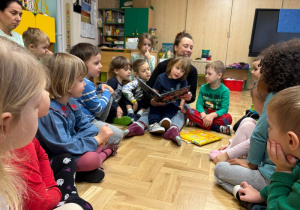 Dzieci słuchają książki czytanej przez mamę Stasia