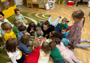 Dzieci słuchają książki czytanej przez mamę Stasia