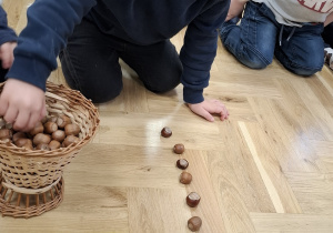 Chłopiec układa rytmy