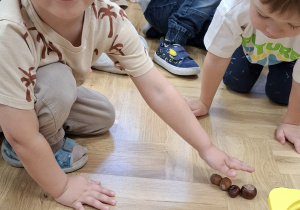 Chłopiec podczas zajęć matematycznych