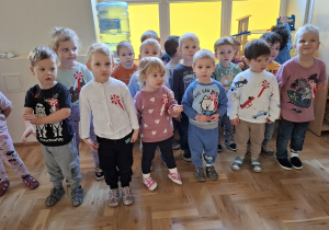 Dzieci podczas uroczystego odśpiewania hymnu