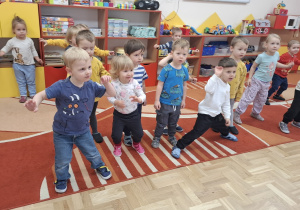 Dzieci podczas zajęć muzyczno- ruchowych