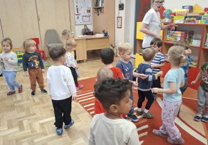 Dzieci podczas zajęć tanecznych