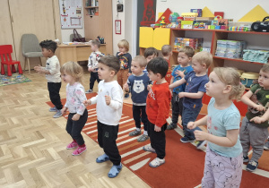 Dzieci w trakcie tańca