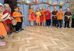 Dzieci podczas występu z okazji pasowania na przedszkolaka