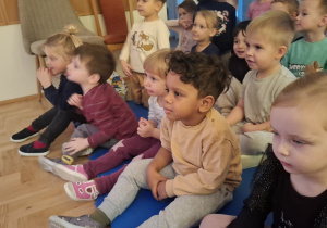 Dzieci podczas uczestnictwa w teatrzyku