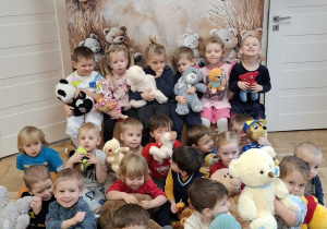 Dzień Pluszowego Misia- wspólne zdjęcie z misiami