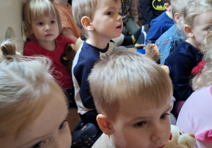 Dzieci podczas świętowania Dnia Pluszowego Misia