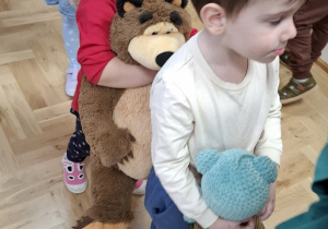 Dzieci w trakcie zabaw ruchowych z okazji Dnia Pluszowego Misia