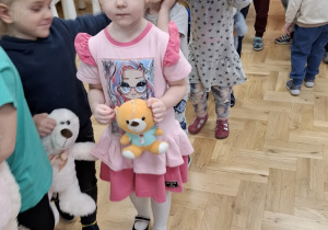 Zabawy muzyczno- ruchowe z misiami