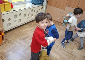 Dzieci w trakcie zabaw z misiami
