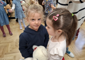 Dzieci podczas zajęć muzyczno-ruchowych z misiami