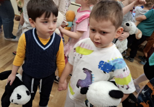 Dzieci z przytulankami