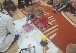 Zajęcia Labo Odkrywcy i doświadczenia dzieci z grawitacją