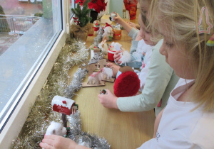 Dziewczynki bawią sie w kąciku świątecznym.
