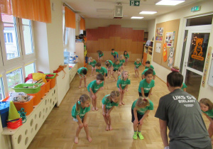 Dzieci ćwiczą podczas gimnastyki z elementami taekwondo.