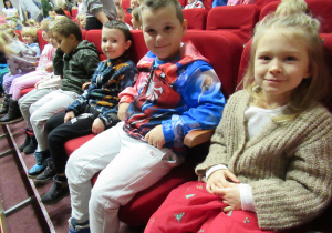Dzieci siedzą na widowni w BCEK i czekają na rozpoczęcie przedstawienia.