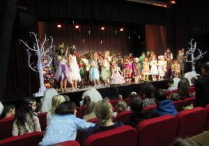 Na scenie aktorzy występujący w musicalu "Sekret magicznego wahadła".