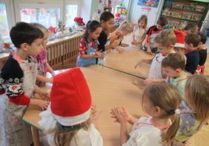 Dzieci wyrabiają ciasto na pierniczki.