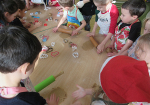 Dzieci rozwałkowują ciasto.