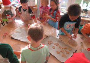 Dzieci wycinają pierniczki.