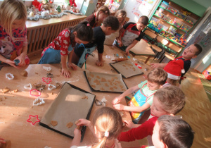 Dzieci robią pierniczki.