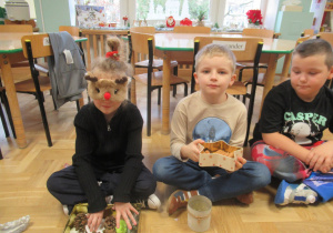 Dzieci podczas zajęć sensorycznych.