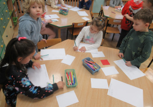 Dzieci piszą listy do Świętego Mikołaja.