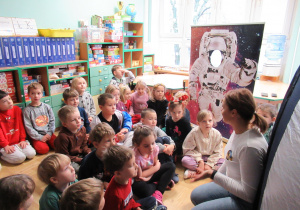 Dzieci podczas warsztatów - Mikołajkowe Planetarium.