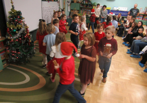 Dzieci podczas występu dla rodziców.