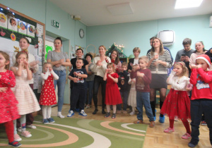 Dzieci z rodzicami tańczą podczas warsztatów.