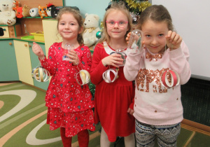 Dzieci pozują do zdjęcia z pracami wykonanymi podczas warsztatów.