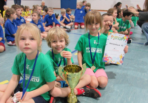 Dzieci z medalami i pucharem podczas Przedszkolimpiady.