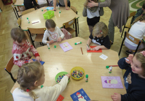 Dzieci wykonują kartki świąteczne dla Seniorów.