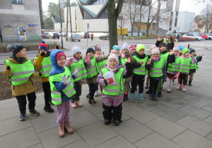 Dzieci w drodze na pocztę, aby wysłać listy do Świętego Mikołaja.