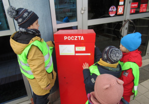 Dzieci wrzucają listy do skrzynki.