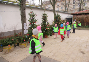 Dzieci oglądają świąteczne dekoracje.