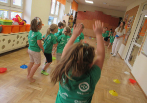 Dzieci podczas zajęć z elementami taekwondo.